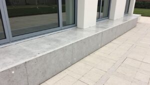 Colle à carrelage extérieur : une solution adaptée pour un enduit de façade ?